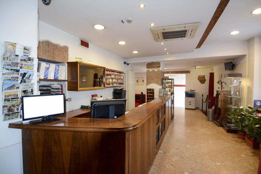 Hotel Mantegna Stazione Мантова Екстериор снимка